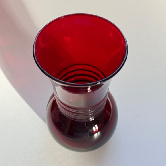 VTG ANCHOR HOCKING Royal Ruby Ribbed Neck Vase - Picture 4 of 7